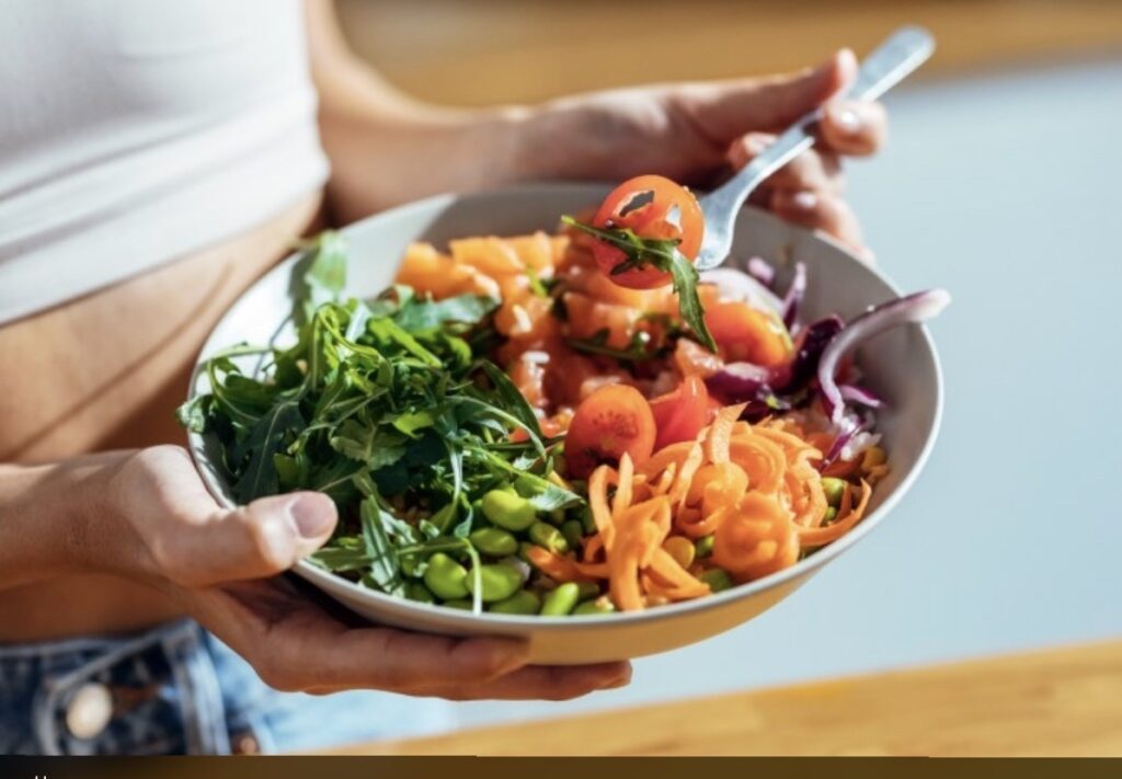 7 règles pour réussir enfin à manger équilibré (sans se priver) - repas salade